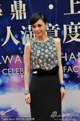 组图：阿娇(钟欣桐)镶钻裙装亮相华鼎红毯