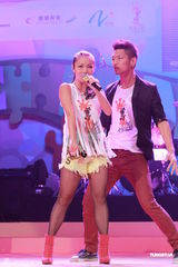 组图：李克勤郑欣宜开唱 鼓励年青人追梦