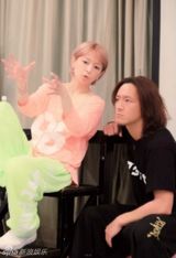 组图：滨崎步与伴舞男友亲密照 十指紧扣吸天后脖