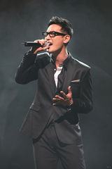 幻灯图：安七炫退伍后举办见面会答谢粉丝