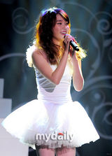 组图：韩歌手IU出道千日粉丝见面会 公主裙可爱俏皮