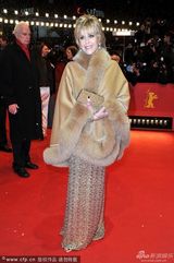 组图：奥斯卡影后简-方达穿皮草显贵气