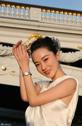 组图：霍思燕塞纳河纯美写真 白裙婀娜笑容动人