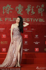 组图：徐若瑄走红毯 露腿露背秀性感