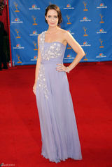 高清组图：艾美奖红毯 艾米丽-布朗特秀单肩裙