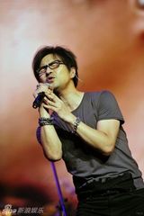 组图：汪峰离婚后登台献唱 满脸胡茬避媒体采访