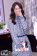 组图：允儿亮相《总理和我》公开拍摄笑颜如花