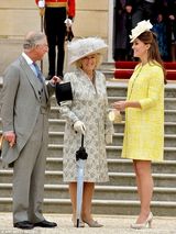 组图：凯特王妃鹅黄套裙亮相 与婆婆亲密交谈