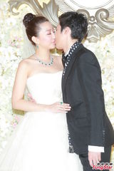 组图：汪圆圆婚礼甜蜜长吻 吴君如李嘉欣等到场