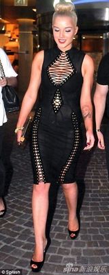 组图：海伦-弗拉纳甘黑线绑双乳弯腰露底