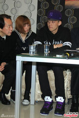 组图：高凌风移灵 前妻憔悴现身儿子伴随在侧