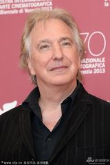 组图：《承诺》发布会 豪尔投怀送抱穿衣似大妈