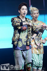 组图：韩团NU'EST发新碟卖萌 主打清凉曲风