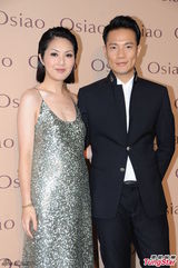 组图：杨千嬅闪亮露背裙亮相 称老公脱发不严重