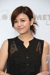 组图：陈妍希赞港男笑容满面 自掏腰包买专辑