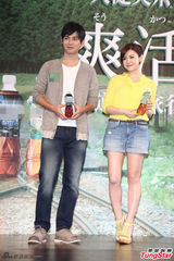 组图：周渝民亮相帅气斯文 陈妍希笑容甜美