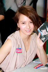 幻灯图：梁咏琪新碟签售会前为舟曲遇难者默哀