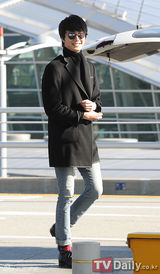 组图：韩星韩艺瑟丁一宇等为参加MAMA赴香港