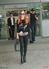 组图：希尔顿携男友来港 墨镜遮面大方拍照