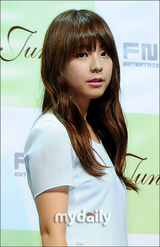 组图：CNBLUE郑容和助阵新人女歌手出道记者会