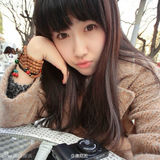 组图：人大形象片登时代广场 校花亮相