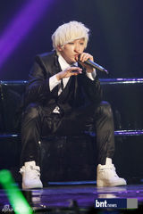 组图：韩新团B.A.P举办Showcase 前辈Secret助阵