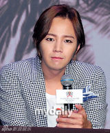 组图：张根硕将亚洲巡演 出席活动献飞吻