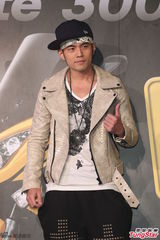 组图：周杰伦亮相代言 一身劲装帅气抢镜