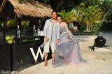 组图：关颖着白裙与未婚夫度假 海滩甜蜜亲吻