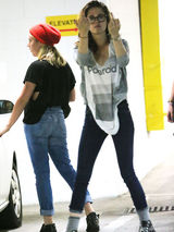 组图：暮光女分手后颓废现身 见狗仔双手竖中指