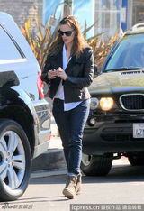 组图：詹妮弗-加纳带爱女出街与媒体玩互拍