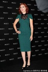 组图：斯嘉丽舒淇出席晚宴相见欢 两性感女神争艳