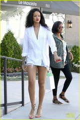 组图：蕾哈娜牛仔热裤晒美腿 旋转任拍性感撩人