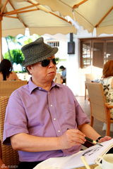 组图：《星海》李前宽肖桂珍夫妇夏威夷恩爱出行