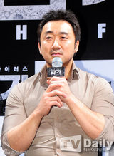 组图：秀爱出席《流感》发布会 网装秀性感后背