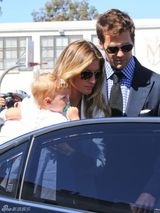 组图：邦辰穿小花裤外出 怀抱萌娃细心用手遮阳