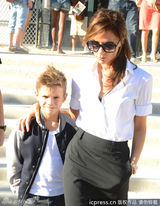 组图：维多利亚带儿子游玩 小潮男星样十足