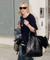 幻灯：凯特-温斯莱特携女出街 手指上已无婚戒