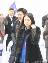 组图：郭晶晶大衣遮肚显孕象 与霍启刚亲密亮相