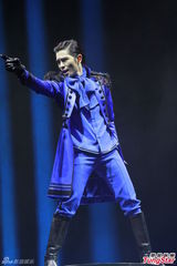 组图：萧敬腾开唱跳骑马舞曝童年照