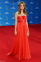 高清图：艾美奖红毯 詹娜-菲舍尔长裙明艳似火
