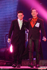 组图：任贤齐自愧腹肌不如张家辉 遭梁汉文投诉