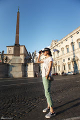 组图：张静初重温罗马假日 夕阳下虔诚许愿