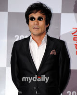 组图：金桢勋尹真书出席新片《致命一击》首映