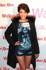 组图：陈嘉桓复工走秀强颜欢笑担心师傅被追杀