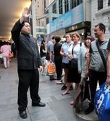 组图：34岁港男子传神模仿金正恩引路人狂拍