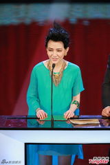 组图：崔始源范晓萱携手颁发最佳原创音乐奖