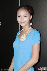 组图：港姐佳丽首度泳衣亮相 水上展傲人身姿