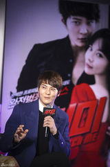 独家：金亚中朱元宣传新片 与观众互动送拥抱