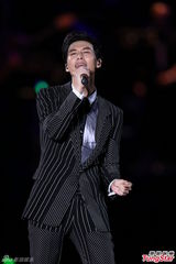 组图：严爵个唱秀舞技 打死不肯脱衣露腹肌